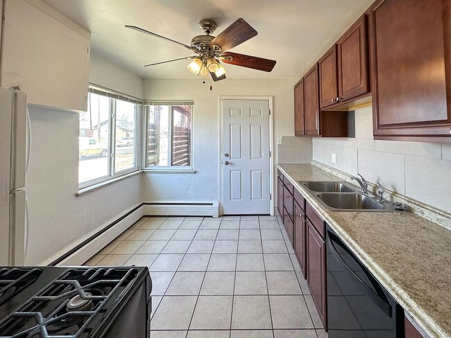 Building Photo - Great two bed / one bath in south Denver f...
