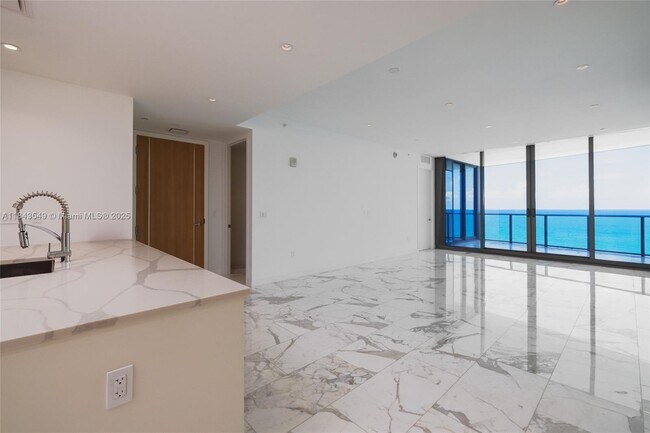 Foto del edificio - 15701 Collins Ave