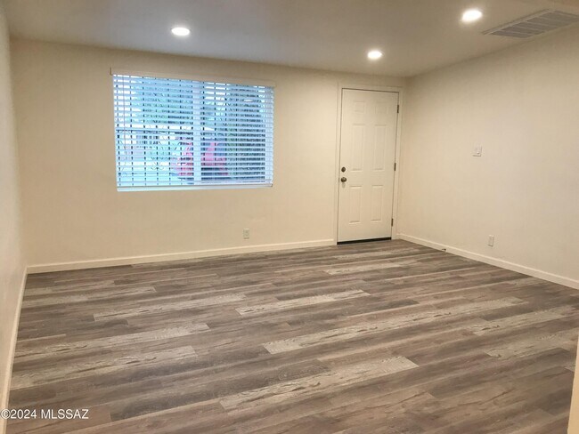 Foto del edificio - 4910 E 25th St