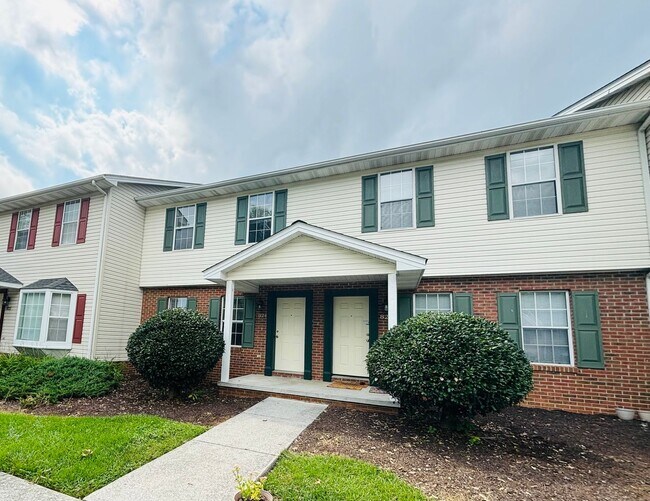 Building Photo - 4 Bedroom 2.5 half Bath Townhouse