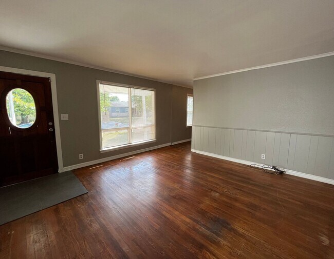 Building Photo - 3 bedroom near I-244