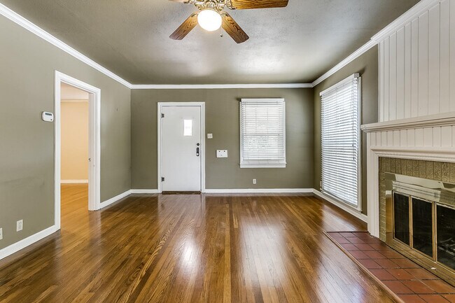 Foto del edificio - Ready for New Students- 2 Bed, 1 Bath Tudor Home Minutes from TCU- 76109