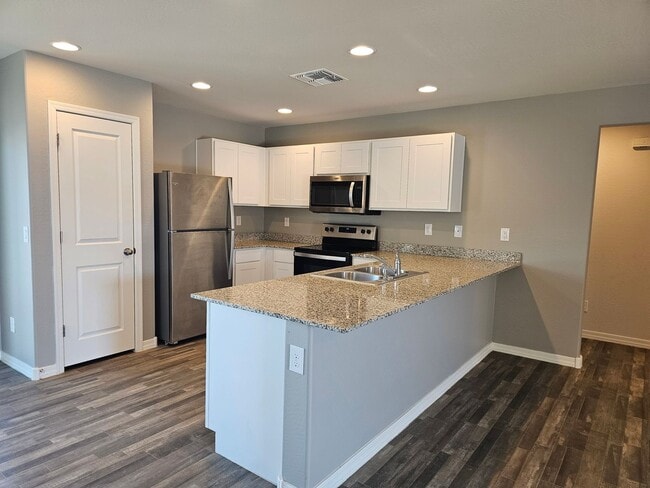 Building Photo - SHORT TERM /FREE RENT CALL FOR DETAILS