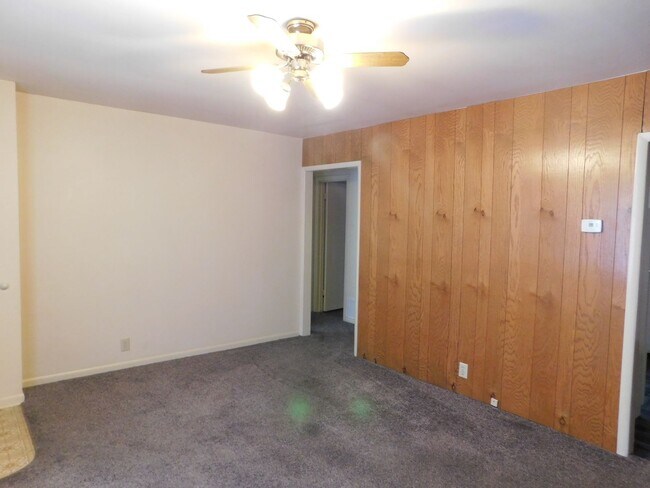 Building Photo - Very clean 2 bedroom/1 bath duplex in El D...