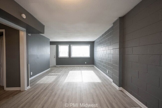 Foto del edificio - Cozy 2 Bedroom Apartment in Indianapolis with Spacious Layout and Convenient Location