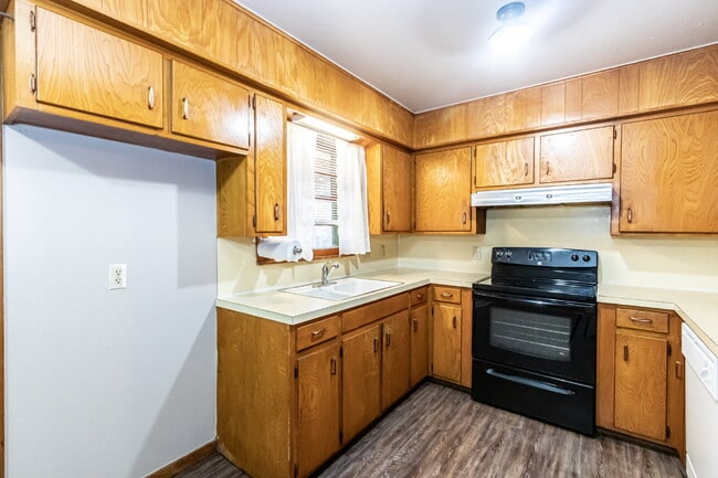 Building Photo - 4 bedroom in central location