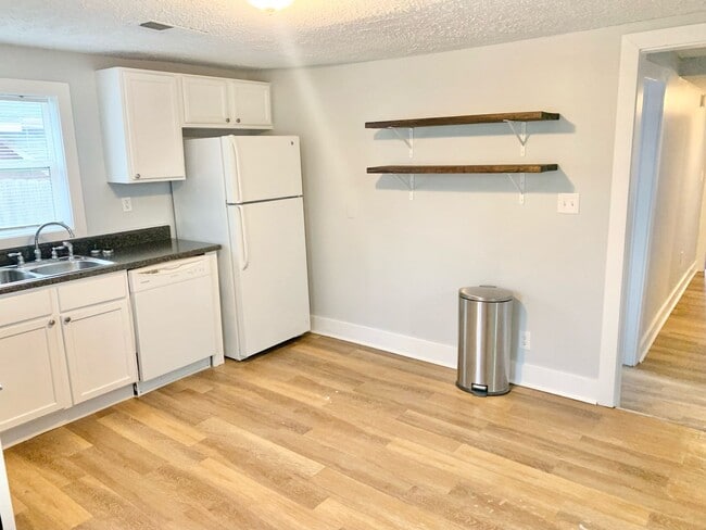 Building Photo - 3 Bedroom 1 Bath East Nashville Charmer fo...