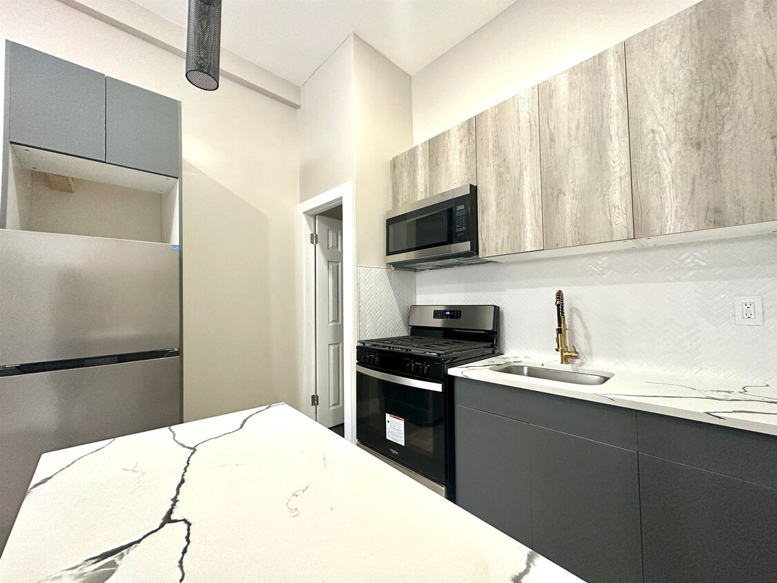 Building Photo - 484 Central Ave