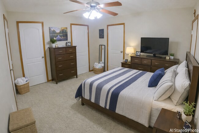 Foto del edificio - Beautiful Town Home with Lake View! 2-Car Garage + Fenced-in Yard + Washer & Dryer Included + Pet...