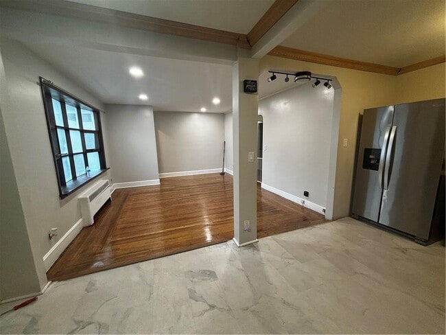 Building Photo - 25 Hymer St
