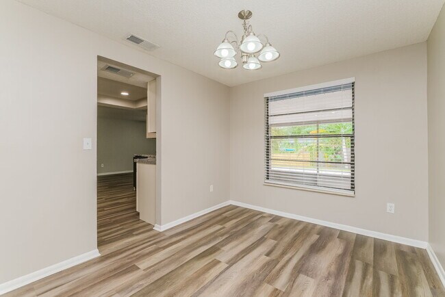 Foto del edificio - 638 Shorelake Pl