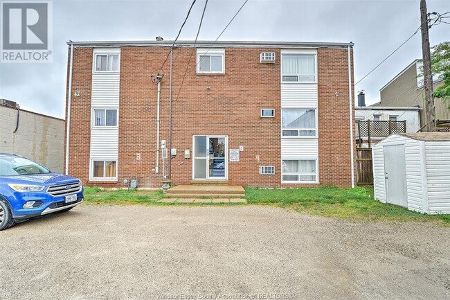 Building Photo - 821 Pillette Rd