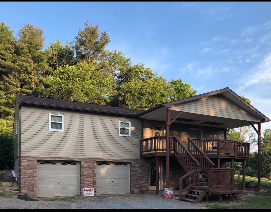 Upper level w three bedrooms - 267 Quail Dr