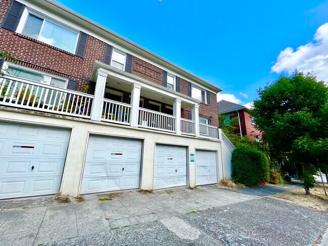 Building Photo - 914 E Fir St