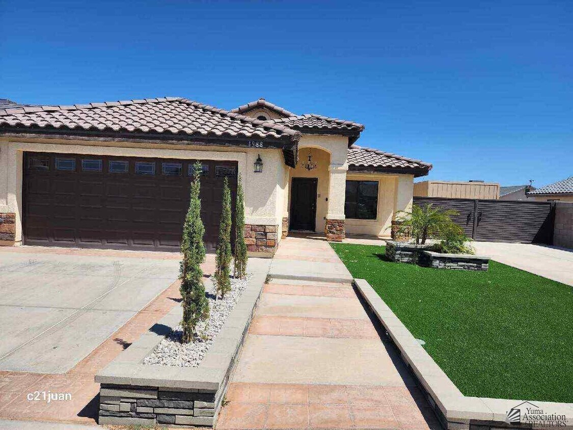 Primary Photo - 3988 E Hoyos St