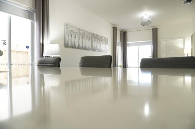 Foto del edificio - 864 SE 17th Ct