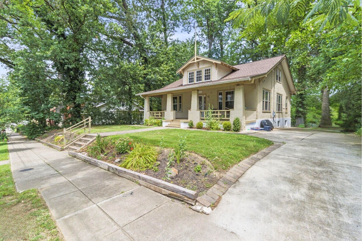 Foto principal - 3121 Central Ave NE