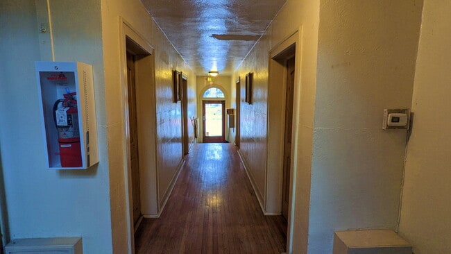 Building Photo - Historic Spacious 2 Bed 1 Bath with Study across City Park! Water/Heat/Trash/Sewer Included! Off ...