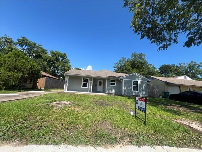 Building Photo - 2215 Tiller St