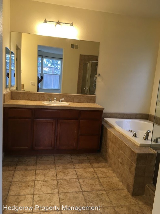 Building Photo - 975 Chelebrooke Ct