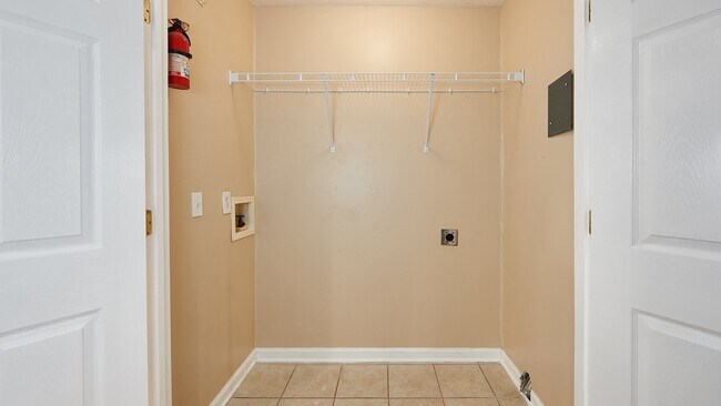 Building Photo - Now Showing: 2BR, 1 1/2BA condo