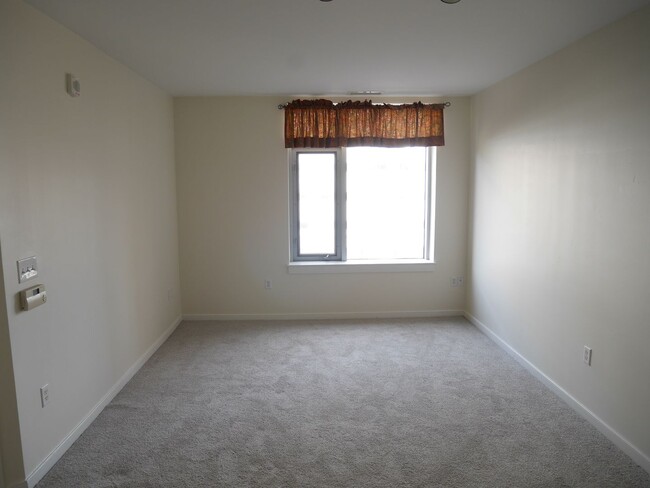 Building Photo - 1 Bedroom Luxury Condo located in Hyattsvi...