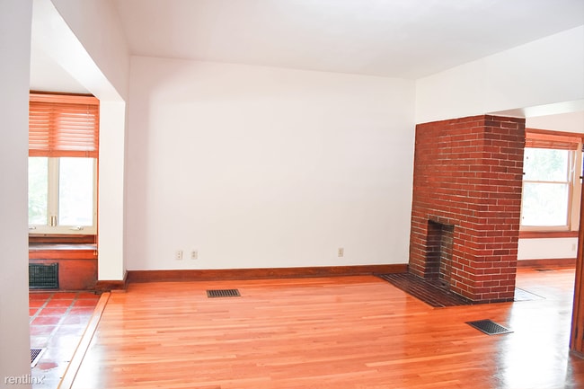 Building Photo - 3 br, 1 bath Apartment - Beacon Commons