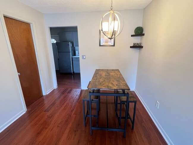 Building Photo - Updated 2 Bedroom In The Coveted Chateau W...