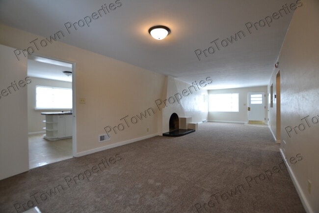 Building Photo - 1318 Oneida St