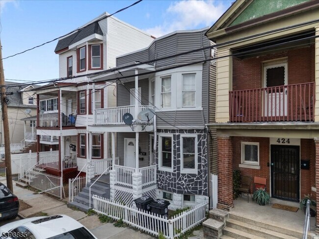 Foto del edificio - 422 Jelliff Ave