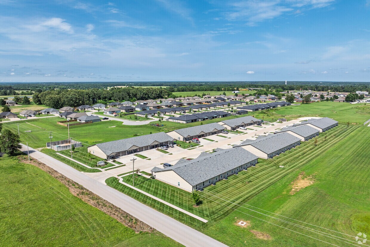 Foto aérea - Logan West Apartments