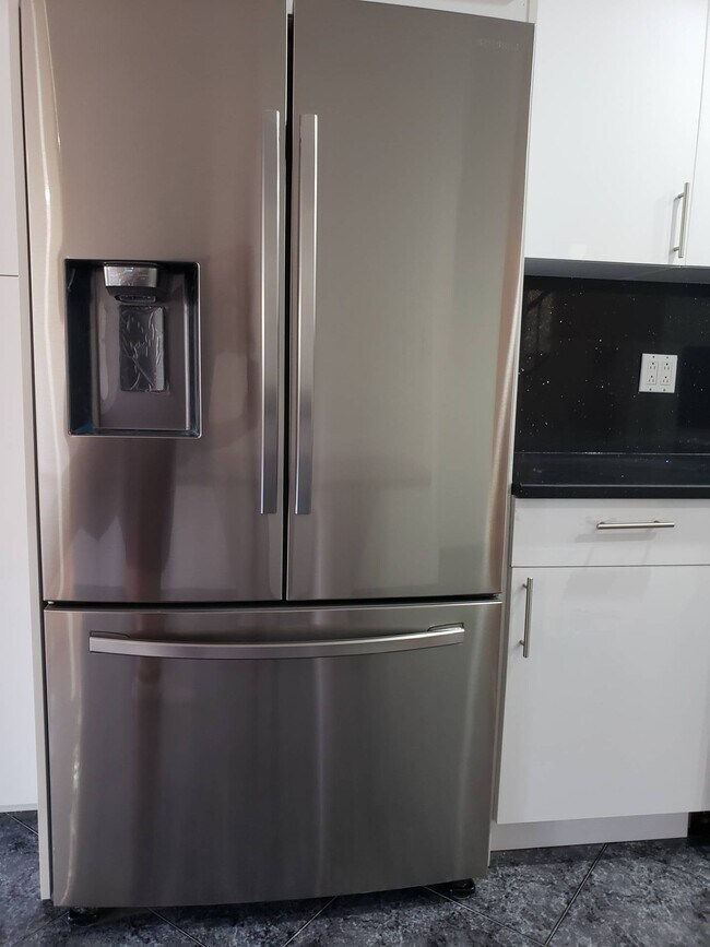 Building Photo - 2077 E 56th St