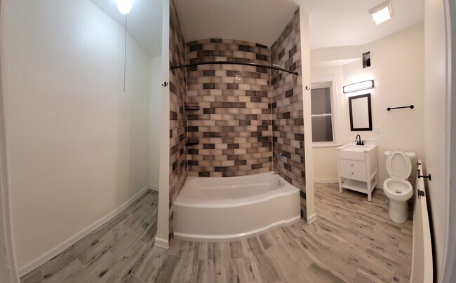 Bathroom - 4927 N Saint Louis Ave