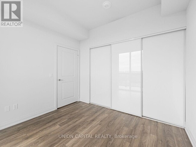 Building Photo - 10 Meadowglen Pl