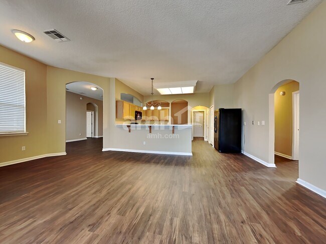 Building Photo - 341 Diana Court
