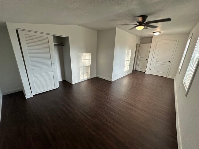 Foto del edificio - 2245 Valley Dr