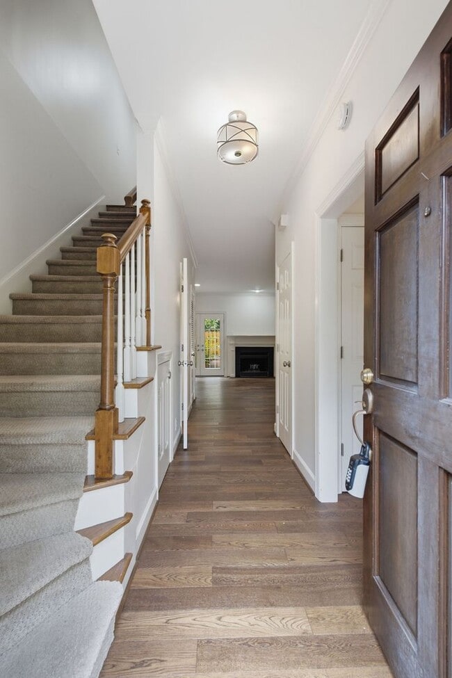 Building Photo - Charming Townhouse in Green Hills