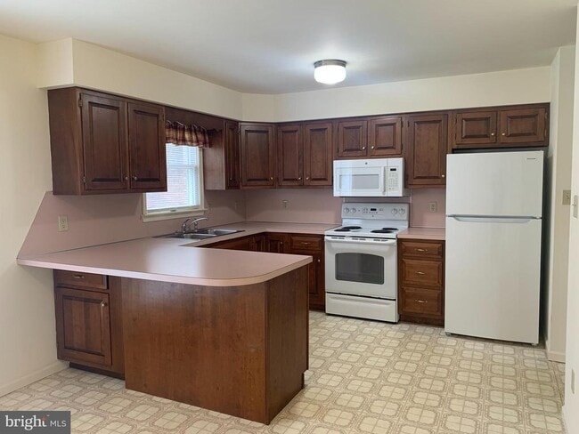 Building Photo - 207 N Linden Ave