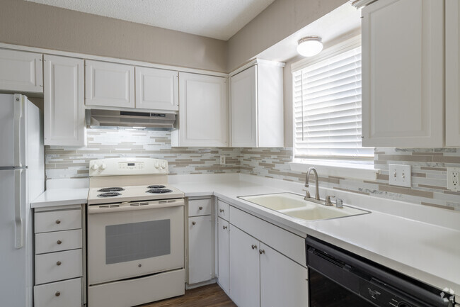 2BR, 1.5BA - 1150SF - Kitchen - La Plaza