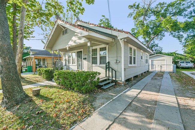 Building Photo - 208 W Lobit Ave