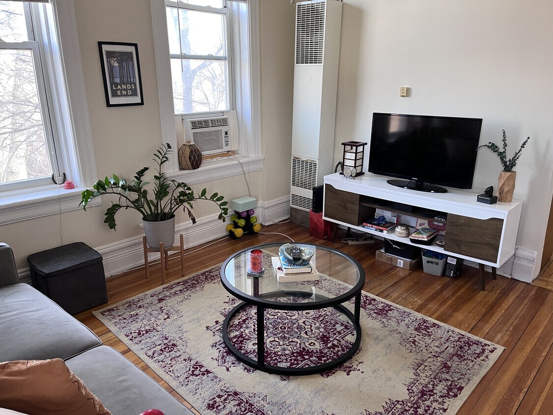 Primary Photo - 2164 N Claremont Ave