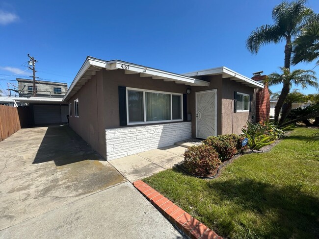 Building Photo - 3 Bed, 1 Bath in Clairemont with a Pool!