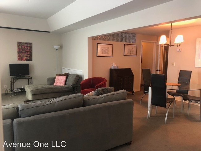 Building Photo - 723 Broadway E