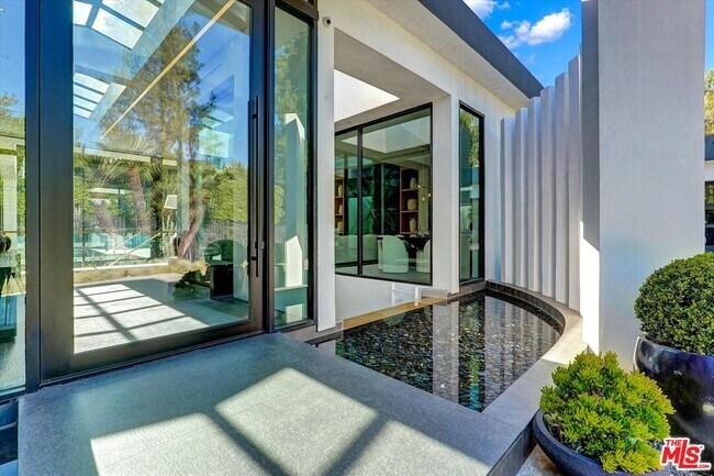 Foto del edificio - 1049 Loma Vista Dr