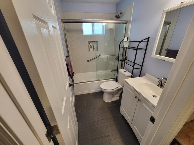Baño, con mampara de cristal - 2206 Lincoln Ave