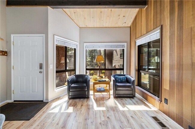 Building Photo - Great location in Incline Village