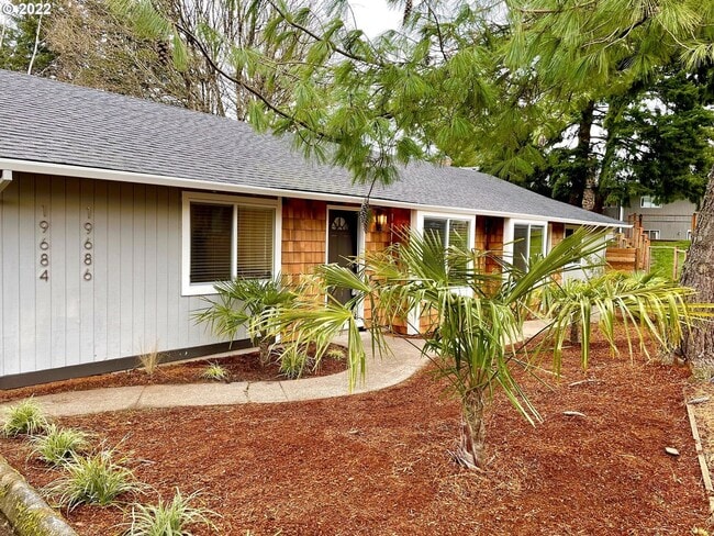 Building Photo - Lovely 2 BD | 1 BA | Renovated Duplex | Spacious Backyard | Stoneridge Community | Tualatin | Sin...