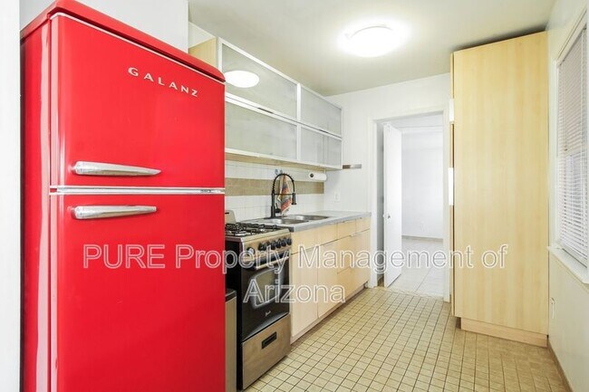 Building Photo - 912 E Montebello Ave