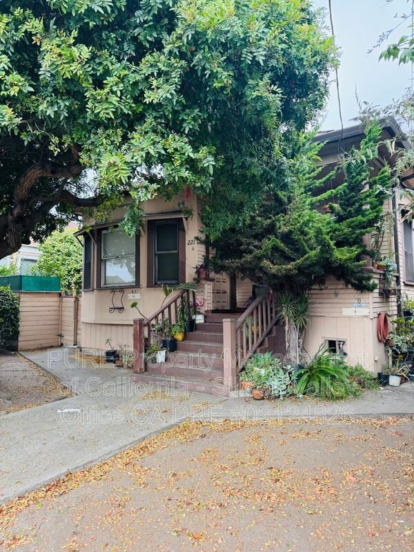 Primary Photo - 221 Broadway