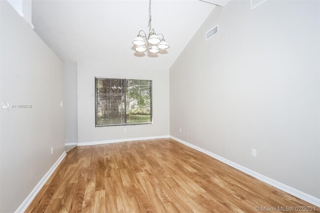 Building Photo - 1032 SE Floresta Dr